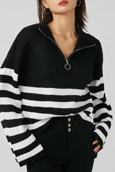 Suéter tipo cárdigan de rayas con cuello alto y cremallera