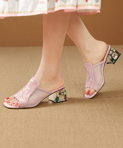 Sandalias de piel de vaca rosa gruesa con bordados de boutique  Sandalias de piel de vaca rosa gruesa con bordados de boutique