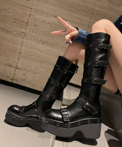 Botas de plataforma con remaches y hebillas de piel de vaca negra  Botas de plataforma con remaches y hebillas de piel de vaca negra