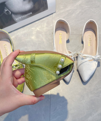 Zapatos planos hechos a mano con lazo verde y cuentas de clavo  Zapatos planos hechos a mano con lazo verde y cuentas de clavo