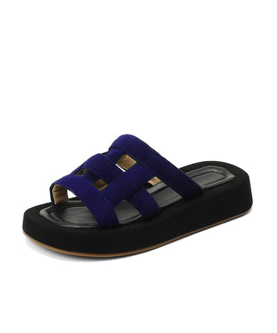 Wunderschöne marineblaue Sandalen aus Wildleder mit Peep-Toe-Plateau und Hohlsaum  Wunderschöne marineblaue Sandalen aus Wildleder mit Peep-Toe-Plateau und Hohlsaum