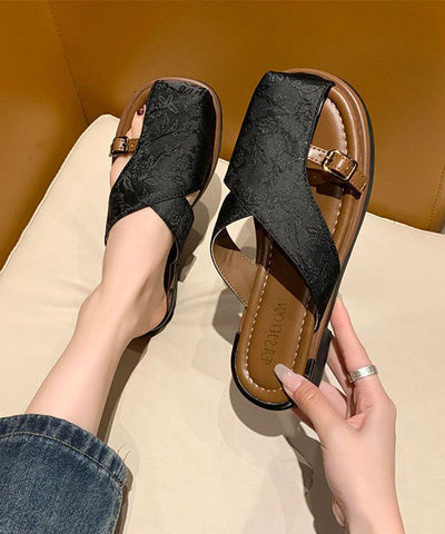Schwarze Satin-Sandalen im chinesischen Stil mit Hohlmuster  Schwarze Satin-Sandalen im chinesischen Stil mit Hohlmuster
