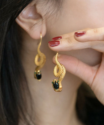 Pendientes colgantes con forma de serpiente, esmeralda y ágata negra en oro de 14 quilates, estilo retro  Pendientes colgantes con forma de serpiente, esmeralda y ágata negra en oro de 14 quilates, estilo retro