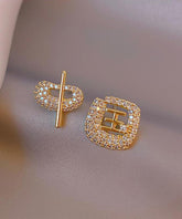 Aretes Art Gold de oro de 14 quilates con circonitas asimétricas y caracteres chinos