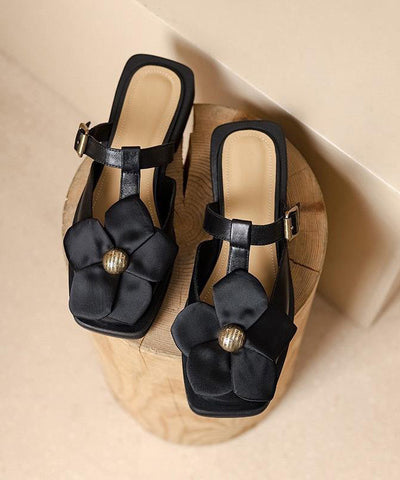Edle beige Sandalen mit Blumenmuster und Hohlsaum  Edle beige Sandalen mit Blumenmuster und Hohlsaum