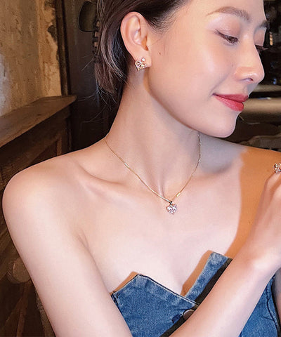 Moderne Ohrstecker aus Sterlingsilber mit rosa Zirkonia-Kristallen und Pfirsichherz  Moderne Ohrstecker aus Sterlingsilber mit rosa Zirkonia-Kristallen und Pfirsichherz