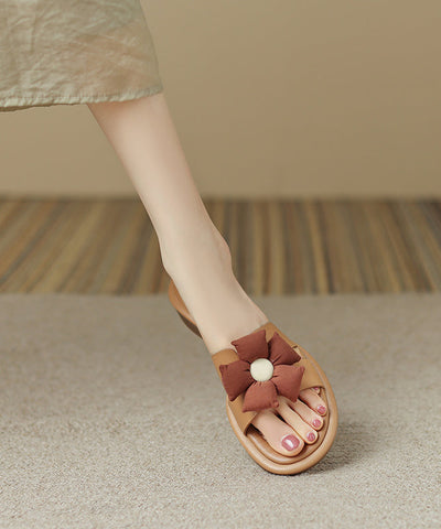 Sandalias elegantes de piel de vaca marrón con diseño floral  Sandalias elegantes de piel de vaca marrón con diseño floral