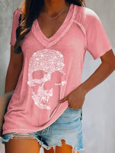 Camiseta con cuello en V profundo y estampado de calavera