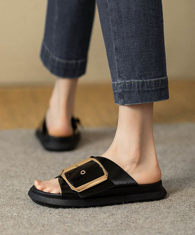 Sandalias negras con plataforma y diseño casual y cómodo  Sandalias negras con plataforma y diseño casual y cómodo