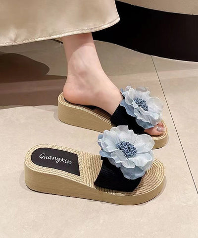 Sandalias de cuña con punta abierta y diseño floral negro bohemio  Sandalias de cuña con punta abierta y diseño floral negro bohemio