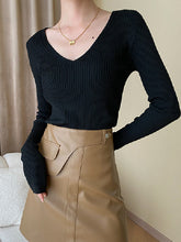 Langärmliger, schmaler, einfarbiger Strickpullover mit V-Ausschnitt