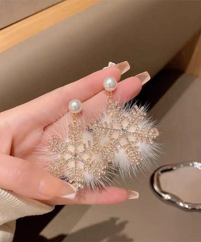 Modern White Copper Alloy Snowflake Fuzzy Fur Fluffy Drop Earrings Modern White Copper Alloy Snowflake Fuzzy Fur Fluffy Drop Earrings