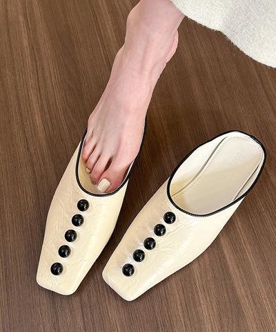 Boutique Apricot – Flache Sandalen aus Kunstleder mit Spleiß  Boutique Apricot – Flache Sandalen aus Kunstleder mit Spleiß