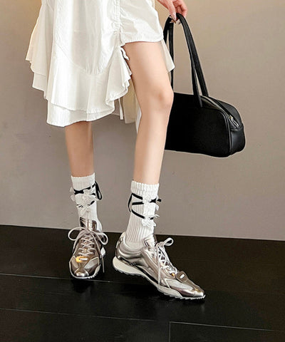 Zapatos deportivos de moda con cordones y punta puntiaguda de piel sintética plateada  Zapatos deportivos de moda con cordones y punta puntiaguda de piel sintética plateada