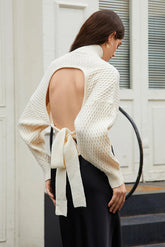 Winry – Beigefarbener Pullover mit Cut-Out und Bindeband hinten