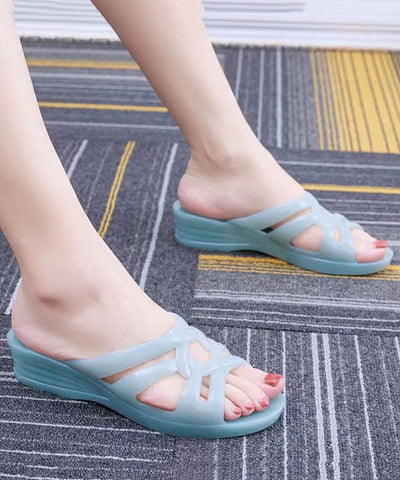 Blaue Sandalen mit Keilabsatz und ausgehöhltem Peep Toe  Blaue Sandalen mit Keilabsatz und ausgehöhltem Peep Toe