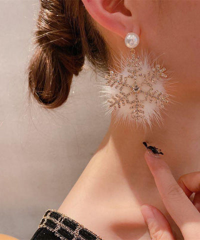 Modern White Copper Alloy Snowflake Fuzzy Fur Fluffy Drop Earrings Modern White Copper Alloy Snowflake Fuzzy Fur Fluffy Drop Earrings