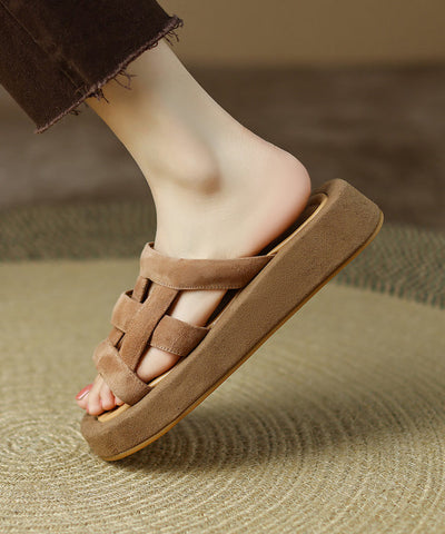 Wunderschöne marineblaue Sandalen aus Wildleder mit Peep-Toe-Plateau und Hohlsaum  Wunderschöne marineblaue Sandalen aus Wildleder mit Peep-Toe-Plateau und Hohlsaum