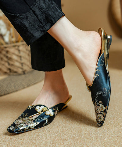 Sandalias estilo chino con tiras de satén dorado y jacquard  Sandalias estilo chino con tiras de satén dorado y jacquard