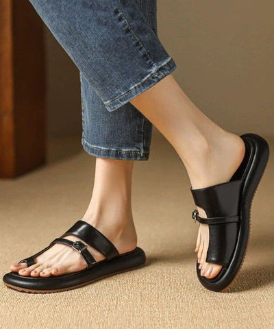 Lässige, ausgehöhlte schwarze Flip-Flops-Sandalen  Lässige, ausgehöhlte schwarze Flip-Flops-Sandalen