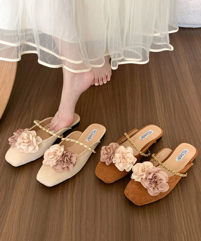 Sandalias estilo retro con diseño floral en ante beige  Sandalias estilo retro con diseño floral en ante beige