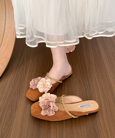 Sandalias estilo retro con diseño floral en ante beige  Sandalias estilo retro con diseño floral en ante beige