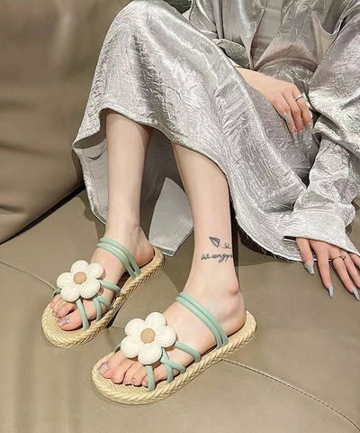 Sandalias con punta abierta y diseño floral en verde para vacaciones en la playa  Sandalias con punta abierta y diseño floral en verde para vacaciones en la playa