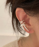 Moderne Ohrstecker mit Schleife aus Seide und Kupfer