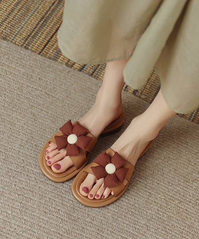 Sandalias elegantes de piel de vaca marrón con diseño floral  Sandalias elegantes de piel de vaca marrón con diseño floral