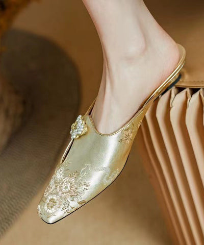 Sandalias estilo chino con tiras de satén dorado y jacquard  Sandalias estilo chino con tiras de satén dorado y jacquard