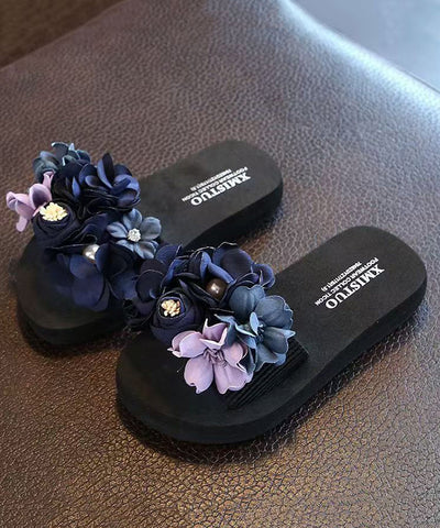 Sandalias estilo bohemio con diseño floral en color rosa y punta abierta  Sandalias estilo bohemio con diseño floral en color rosa y punta abierta