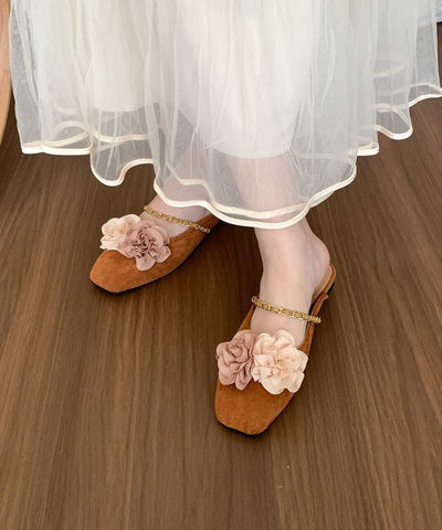 Sandalias estilo retro con diseño floral en ante beige  Sandalias estilo retro con diseño floral en ante beige