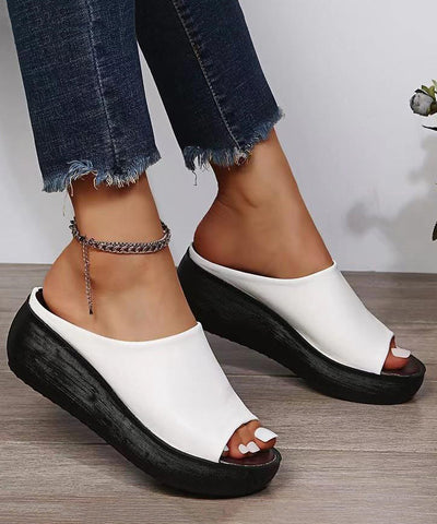 Sandalias blancas de cuña con punta abierta y estilo sencillo  Sandalias blancas de cuña con punta abierta y estilo sencillo