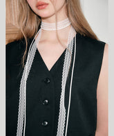 Collar floral con bufandas ahuecadas de encaje blanco moderno