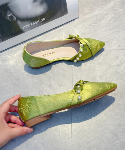 Zapatos planos hechos a mano con lazo verde y cuentas de clavo  Zapatos planos hechos a mano con lazo verde y cuentas de clavo