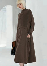 Vestido tipo suéter de punto de lana lisa con cuello de tortuga y patchwork de color chocolate bohemio y manga larga