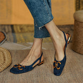 Flache Sandalen aus blauem Wildleder mit quadratischer Zehenpartie und Slingback-Pumps mit massiver Metallschnalle
