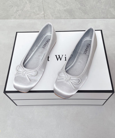 Zapatos planos de satén azul con lazo y diseño boutique  Zapatos planos de satén azul con lazo y diseño boutique