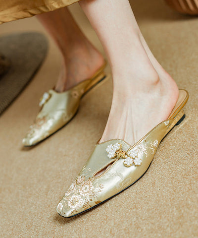 Sandalias estilo chino con tiras de satén dorado y jacquard  Sandalias estilo chino con tiras de satén dorado y jacquard