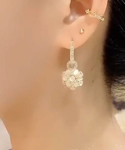 Pendientes esféricos de aleación de cobre y oro con circonitas y ópalo.  Pendientes esféricos de aleación de cobre y oro con circonitas y ópalo.