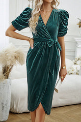 Elegantes Kleid mit V-Ausschnitt und hoher Taille