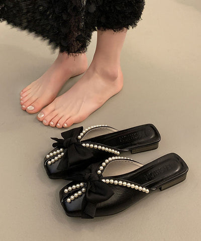 Sandalias negras de piel sintética con detalle de lazo y cuentas  Sandalias negras de piel sintética con detalle de lazo y cuentas