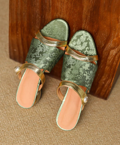 Sandalias con punta abierta y elegantes de piel de vaca verde  Sandalias con punta abierta y elegantes de piel de vaca verde