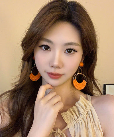 Pendientes colgantes de aleación de plata de ley naranja con diseño trenzado de paja.  Pendientes colgantes de aleación de plata de ley naranja con diseño trenzado de paja.