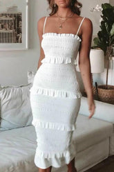 Vestido ajustado con top de tubo y tirantes fruncidos a la moda