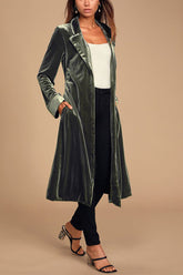 Layers of Luxe – Lange Strickjacke aus dunkelsalbeigrünem Samt