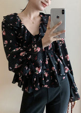 Neue schwarze Chiffonblusen mit Rüschendruck und ausgestellten Ärmeln