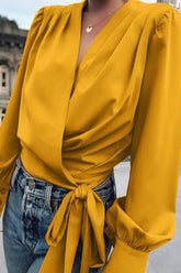 Elegantes, bedrucktes Frenulum-Oberteil in Volltonfarbe mit V-Ausschnitt