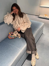 Weiße Bluse mit langen Ärmeln und Rüschen