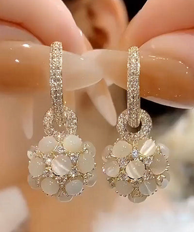Pendientes esféricos de aleación de cobre y oro con circonitas y ópalo.  Pendientes esféricos de aleación de cobre y oro con circonitas y ópalo.